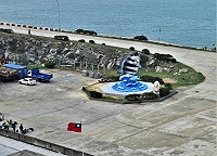 　東引中柱港石鯛塑像完成重建後，今年馬祖國家風景區管理處將持續協助進行周邊環境的美化與改善。（圖／文：陳其敏） 