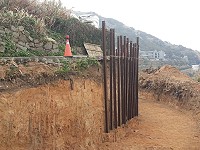 以鋼軌樁打入邊坡的擋牆基礎工法,近年在地區傳統聚落大量被運用。(圖/文:陳鵬雄)