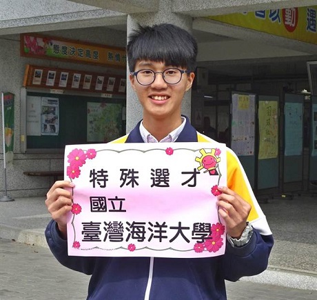▲南投縣旭光高中李偉任同學因嚮往海洋,透過「特殊選才」管道,順利錄取國立臺灣海洋大學。(楊樹煌攝)