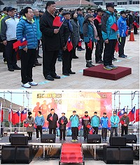 上圖:縣長主持連江縣元旦升旗。下圖:副指揮官(右5)與前政戰主任(右3)共同參加連江縣元旦升旗典禮。(圖/文:吳俊霖)