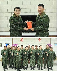 上圖:副指揮官致贈余主任工作獎金。下圖:副指揮官及余主任與各處組長合影。(圖/文:翁正坤)