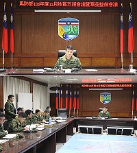 上圖:副指揮官主持地區支援會議暨軍品整備會議。下圖:副指揮官詢問官兵軍品整備狀況。(圖/文:吳俊霖)