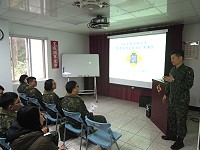 馬祖財務組組長李中校說明106年年終工作獎金暨考績獎金發放作業流程與注意事項。(圖/文:洪繪鈞)