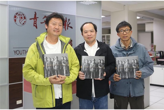 田裕華、杭大鵬、張良一3位資深攝影記者,出版軍旅映象攝影集,喚醒屬於那個年代的大兵記憶。(記者黃德潔攝)