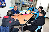 　針對近日雨天，又發生機車騎士經過人孔蓋時不慎滑倒受傷，議員曹以標8日下午特邀集工務處長陳忠義及相關管線單位承辦人商議，要求工務處積極掌握進度，盡快完成防止滑工程。（圖／文：曹重偉）