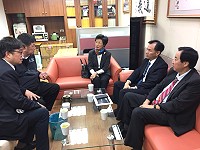 陸委會主委張小月(中)、副主委邱垂正(左前)9日至立院拜會陳雪生,與府會首長就馬祖跨海大橋若核定興建,引進大陸技術、機具可節省經費等交換意見。(圖/馬祖日報)