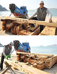 午沙造船世家第3代傳人王華英重拾斧鋸,為一艘19噸級貨船進行大整修。(圖/文:陳鵬雄)