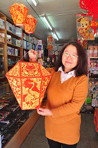    游桂香發明可收納馬祖傳統風燈，外型美觀兼具環保，突破傳統木製、塑膠風燈概念。（圖／文：馮紹夫）