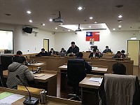 　南竿鄉代會18日臨時會，鄉長陳振國就民間航運及旅遊業者陳情縣府續辦南竿大坵航線進行專案報告。（圖／文：吳嘉榮）