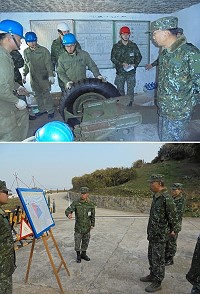 (上圖)指揮官慰勉作業官兵辛勞。(下圖)據點長向指揮官實施任務簡報。(圖/文:謝承翰)