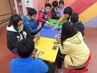 經過兩週6小時的穿越大鬥智,桌遊「三國殺」20日傍晚歡喜落幕!進階班課程有上百位的武將、豐富多元的技能,更加變化莫測的戰局,讓學員們玩起來直呼過癮。(圖/文:曹重偉)