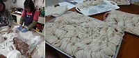 年關近,漁家利用自家捕獲鮮魚純手工製作魚麵等食品。(圖:星漾民宿)