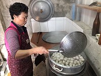 東莒社區發展協會因應年節所需,辦理魚丸製作課程,傳承在地家鄉味,邀請魚丸達人王捷妹,傳授製作魚丸的技巧。(圖/文:曹以鋒、宋幸儒)