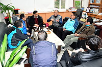 　關切南竿地區人孔蓋改善進度，議員曹以標23日再度要求相關單位說明處理近況。（圖／文：曹重偉）