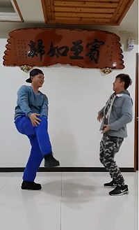 　北竿新秀導遊王江捷自創三寶拳，藉以推銷家鄉白菜、高麗菜、蘿蔔等冬令三寶。（圖：王江捷） 