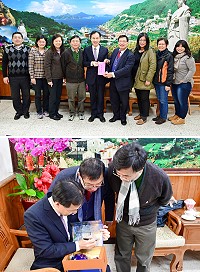 財團法人乳癌防治基金會董事長張金堅一行拜訪縣長劉增應,雙方就整合式健康篩檢現狀與未來篩檢方向廣泛交換意見,並致贈10萬元經費給縣府作為健康促進之用。張金堅還請劉增應在馬祖陳高盒上簽名留念,說以後一定會增值!(圖/文:曹重偉)