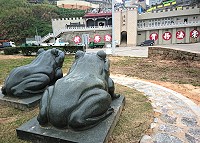 　東引天后宮前廣場的一對石青蛙，遭冷落近10年後，最近終於有了自己的專屬「位置」。（圖／文：陳其敏） 