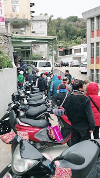 台銀狗年紀念套幣昨天開賣,馬祖限量400套,吸引大批民眾排隊搶購。(圖:莊程詔提供)