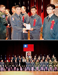 107年度後備軍人晉任及幹部表揚典禮昨天舉辦,由國防部副參謀總長執行官陳寶餘上將返馬主持,特別說很榮幸能夠回到故鄉主持典禮。結束後並大合照祝賀所有晉任人員及楷模,傳達來自後備指揮部的關懷。(圖/文:曹重偉)