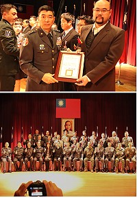上圖:國防部副參謀總長執行官陳上將致贈工作績優幹部獎狀。下圖:國防部副參謀總長執行官陳上將與晉任、表揚人員合影留念。(圖/文:謝承翰)