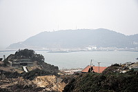 　又見灰濛濛的天，環資局表示，30日的空氣污染指標(AQI)已至152，為對所有族群不健康，持續發布空污警訊，一般民眾如果有不適，如眼痛，咳嗽或喉嚨痛等，應該避免戶外活動。（圖／文：曹重偉）