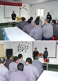 　春節將至，連江地方法院檢察署、福建更生保護會特舉辦新年入監關懷活動，1日上午由檢察長莊榮松致贈最夯的馬祖老酒麵線禮盒做為禮品及實用電話卡，讓收容人倍感溫馨。（圖／文：曹重偉）
