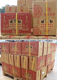 　縣府贈酒縣民相關作業已陸續展開，餽贈每家戶馬祖高粱酒6瓶及馬祖老酒6瓶。（圖／文：吳嘉榮）