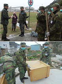 (上圖)主任(左一)慰勉支援官兵辛勞。(下圖)官兵協助清理地方廢棄物。(圖/文:吳俊霖)