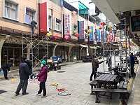 農曆新年即將來到,馬港社區3日進行全村花燈佈置,由社友、住民及軍方支援弟兄一起動手綁燈籠,冒著4度低溫爬上爬下相當辛苦。(圖/文:曹重偉)