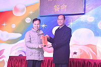 　縣府舉辦春節敬軍餐會，縣長劉增應致贈春節加菜金，感謝國軍戍守國家辛苦。（圖／文：馮紹夫）