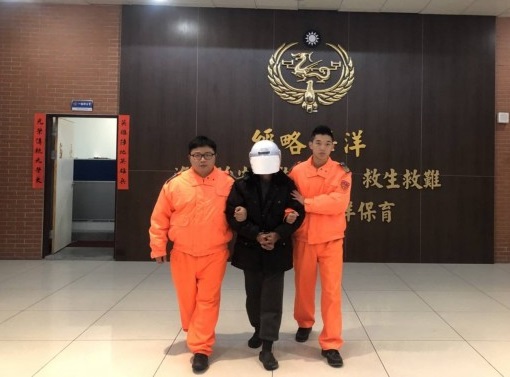 岸巡隊員將宋男移送地檢署歸案。(記者吳昇儒翻攝)