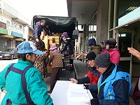 北竿人口最多的塘岐村,昨天在惠民市場前展開領取縣府贈酒作業。(圖/文:陳鵬雄)