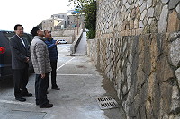 　縣長劉增應前往芹壁了解污水池造成惡臭的改善進度，要求從速從嚴處理。（圖／文：陳鵬雄）