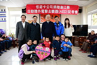 　寒冬送溫情，悠遊卡捐贈AED守護馬祖鄉親健康，唐氏症基金會南竿公托小小孩代表致謝意。（圖／文：曹重偉）