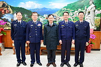 　警察局副局長、主任秘書與督察長3人換將，新任副局長吳志忠（左一）、主任秘書鍾承志（右二）、督察長張嘉煌（右一）三人，8日下午在局長薛文容（左二）帶領下前往拜訪縣長，雙方就毒品案件、春安工作及取締酒駕等勤務交換意見。（圖／文：曹重偉）