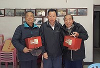 議長張永江代表縣長劉增應、立法委員陳雪生致贈年菜禮盒給低收入戶、年長榮民。(圖:連江縣議會)