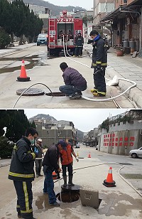 塘岐機場路污水下水道管路再度塞管,有關單位協調消防車以強力水柱協助通管。(圖/文:陳鵬雄)