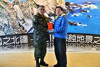 　議長張永江向東引國軍官兵祝賀春節，並贈送加菜金，由指揮官陳明華少將代表接受。（圖／文：陳其敏） 