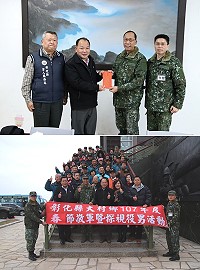 (上圖)敬軍團致贈馬防部慰問金。(下圖)敬軍團於軍情館前合影。(圖/文:謝宏源)