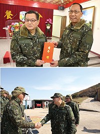 (上圖)司令王上將致贈馬防部春節加菜金。(下圖)司令王上將逐一慰勉亮島官兵辛勞。(圖/文:翁正坤)