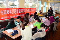 　內政部移民署新移民家庭教育2月份講座11日溫馨登場，邀請到縣立醫院資深護理師林鈺燕主講家庭幼兒保健；專員徐家賢專程前往拜年，受到新移民的熱情歡迎。（圖／文：曹重偉）