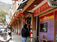 北竿各村近日陸續開始掛燈籠準備迎接元宵,街頭也因此感受年味。(圖/文:陳鵬雄)