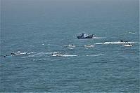 　寒流減弱，海上風浪變小，昨天上午東引北固礁海域又見大小漁船聚集釣鱸魚及從事捕撈。（圖／文：陳其敏） 