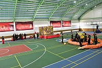 　東引鄉體育館配合新春團拜活動，因要佈置舞台關係，短期內無法提供全場運動空間。（圖／文：陳其敏）