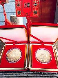 馬祖境天后宮今年除夕夜續推「搶頭香、送金幣」活動,請民眾於當晚23時起前往排隊,24時截止,可憑號碼牌兌換該廟特製狗年金色紀念幣,歡迎善男信女們除夕夜一起來天后宮前守歲搶頭香。(圖/文:曹重偉)