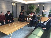 府會首長、立委12日與民航局長林國顯就春節加班機制、軍機支援作業,北竿機場改善環境影響評估啟動以及輔導協助華信航空進駐馬祖進行會談。(圖:連江縣交旅局)