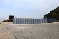 　配合白沙碼頭改善工程，北碼頭部分區域搭建圍籬做為工務所使用。（圖／文：陳鵬雄）