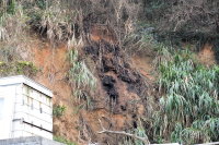 福澳村華光大帝廟左後方山坡地17日晚間7時許發生火警,連江縣消防局緊急前往灌救,順利控制火勢,原起火點焦黑一片。(圖/文:曹重偉)