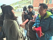 東引防區春節懇親活動,議長張永江與家屬寒暄,祝賀新年快樂。(圖:東引指揮部)