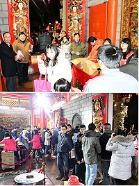 　馬祖境天后宮除夕「搶頭香、送金幣」守歲活動人氣旺，今年吸引700位軍民前往參加，香客們馬上井然有序的入內上香及領取紀念幣；縣長劉增應、指揮官楊海明等來賓特別在出口致贈鄉親狗年馬祖福袋。（圖／文：曹重偉）